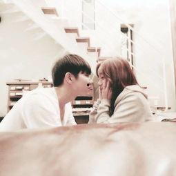 恋人吻图片,恋人深情吻痕下的浪漫故事